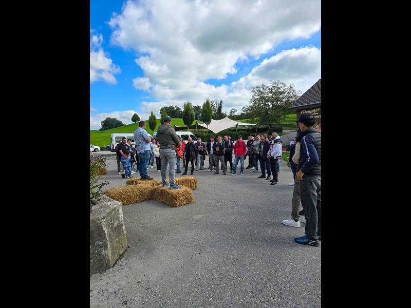 Francesco Greco (à droite) et l’hôte Ernst Brunner sur leur podium de bottes de paille : accueil d’une équipe médusée, servie à la campagne au lieu de l’atelier.