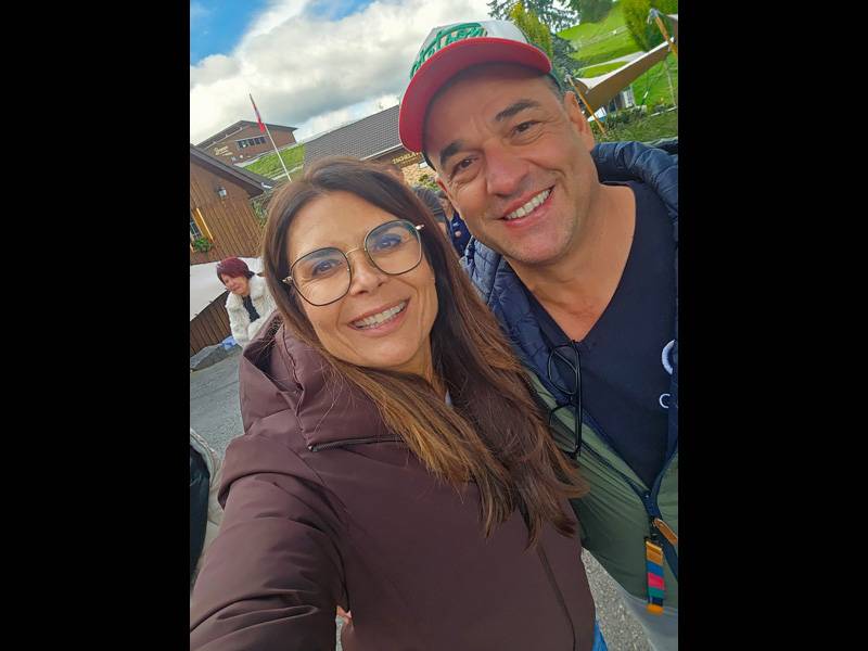 Francesco Greco et sa compagne Sandra Stillhart, qui gère en arrière-plan la comptabilité et l’administration des deux entreprises Greco et Plankl. Un duo fort, au travail comme dans la vie.