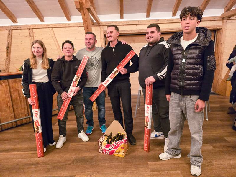 L’équipe Wittenbach/Sirnach décroche la troisième place à l’olympiade – récompensée par un Kägi-Fret géant et une petite caisse de bière. La fierté de la performance saute aux yeux.
