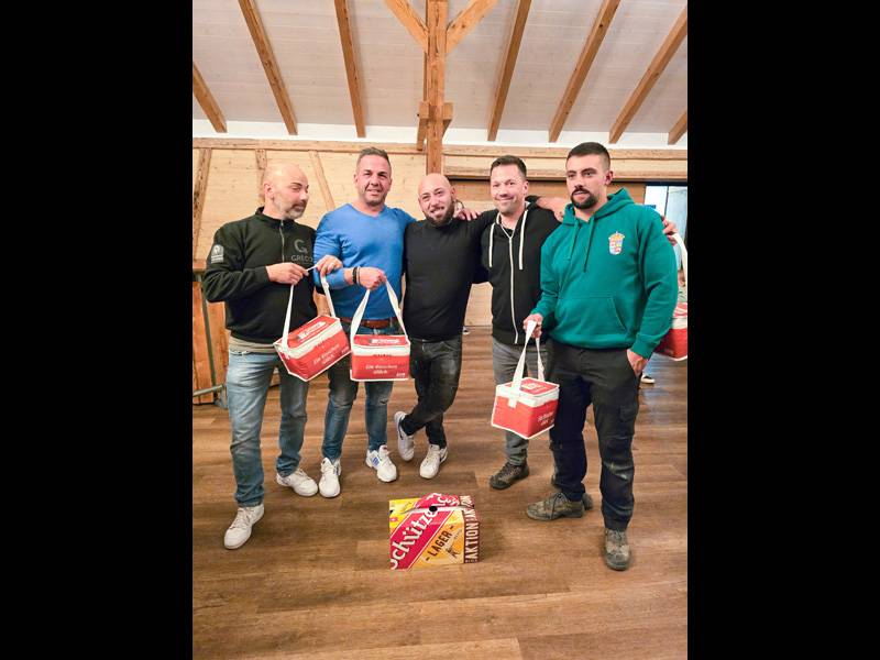 Adriano Greco (2e à gauche) avec son équipe : vainqueurs de l’olympiade, tout sourire, premier prix en main.