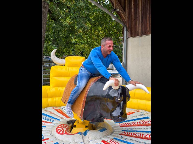 Chevauchée festive : Adriano Greco prouve au rodéo qu’il peut garder la selle même sans pistolet à peinture.