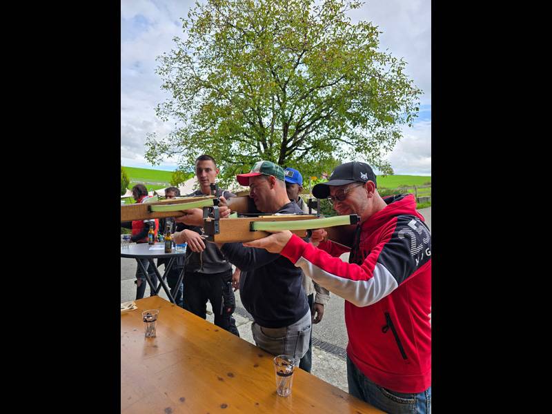 Précision dans la verdure : Francesco Greco (au centre) et son équipe concentrés sur le tir à l’arbalète.