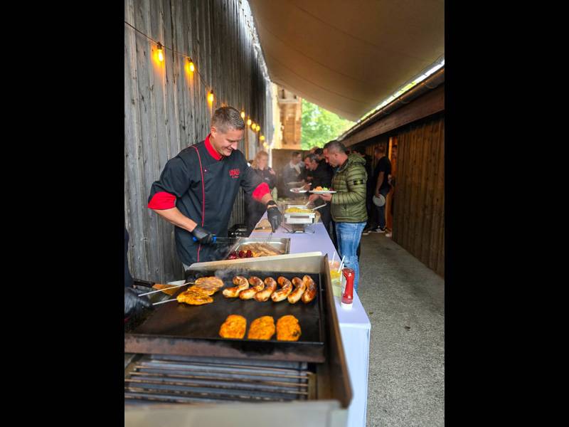 Le barbecue battait son plein : saucisses, steaks – le dîner à la ferme Brunner n’a laissé personne sur sa faim.
