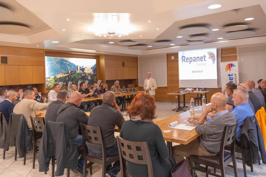 Avec un calme naturel, Enzo Santarsiero ouvre la rencontre annuelle de Repanet Suisse. Pas de pathos, pas de mots creux – juste des faits et des chiffres qui parlent.