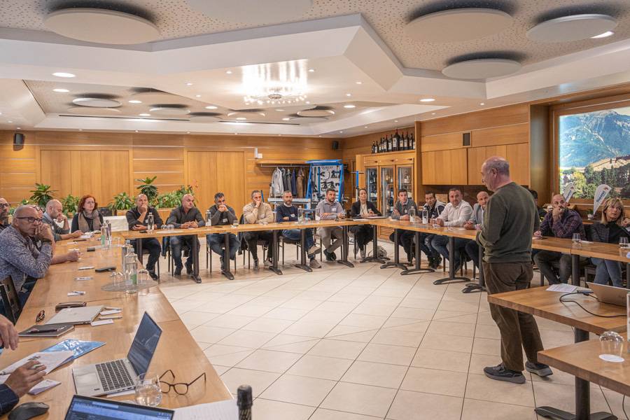 Santo Tallarico mène la matinée avec assurance. Au programme : moins de show, plus de substance. Message : le progrès se mesure, pas seulement en valeurs morales.