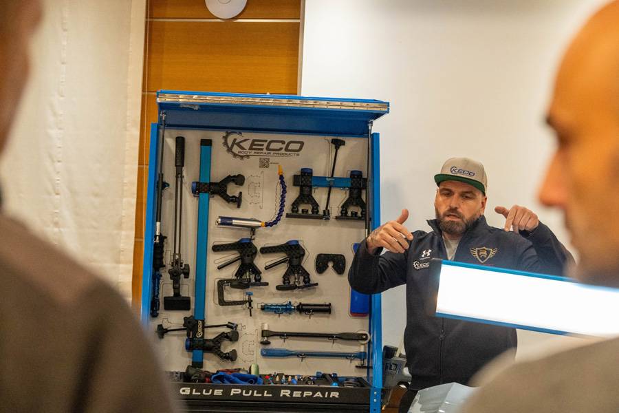 Une technologie qui mérite sans fanfare : Diego Van Den Braver démontre une réparation de bosses moderne – précise, silencieuse, efficace.