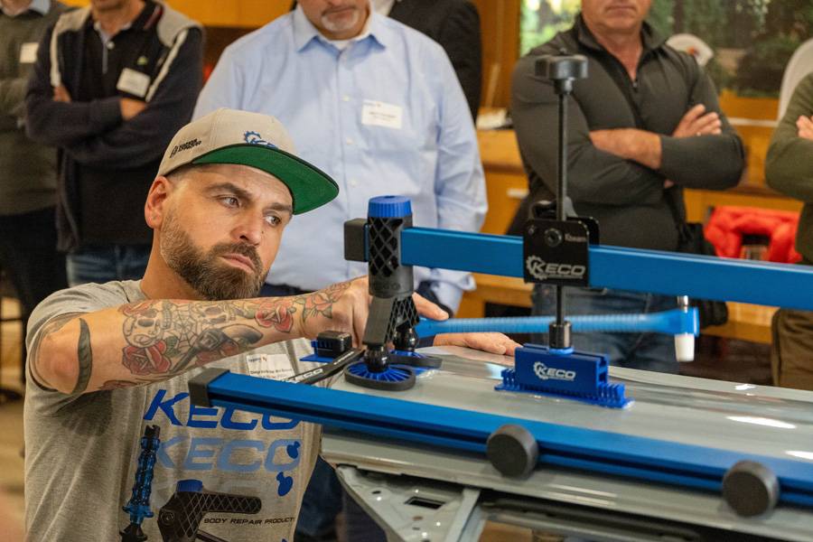 Un coup, pas un hasard : d’un geste précis, Van Den Braver redonne forme à la tôle. La méthode Glue Pull Repair prouve que la réparation moderne reste de l’artisanat – simplement plus intelligente.