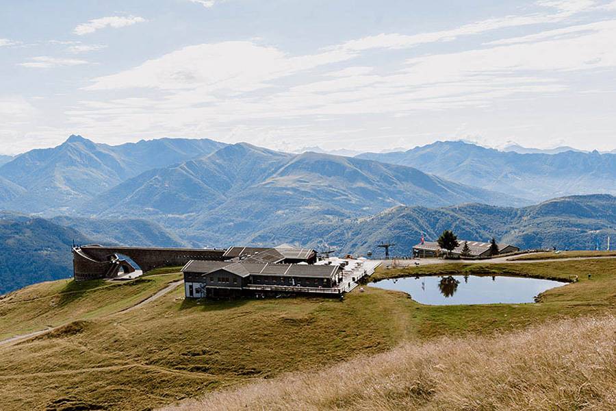 La pluie a annulé le programme de loisirs – pas l’ambiance. Entre brouillard et polenta, on a vu que la substance dans les échanges résiste à tous les temps.