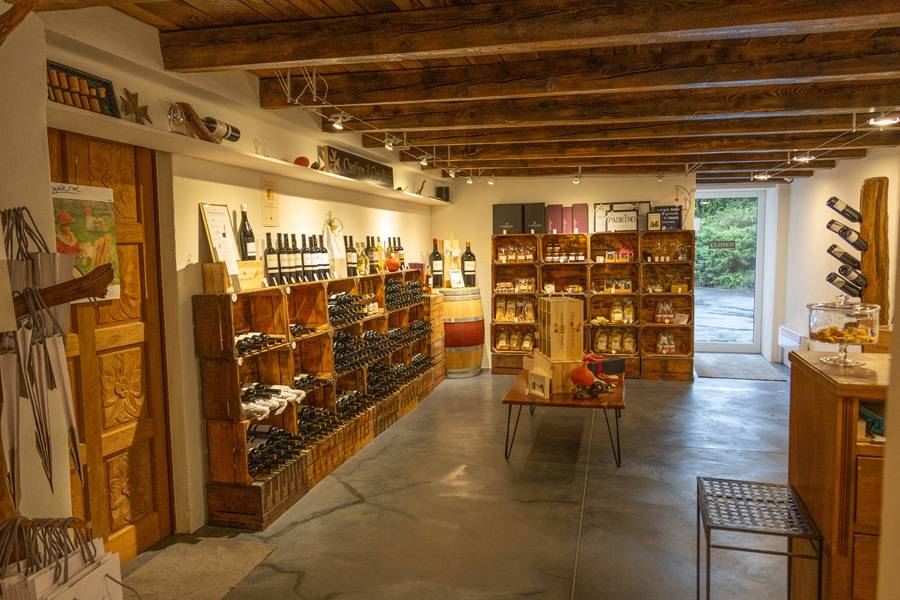 Bois, vin, silence : à la Cantina Il Cavaliere, même la salle de vente sent le travail manuel. Pas de marketing, juste des produits honnêtes, enracinés.