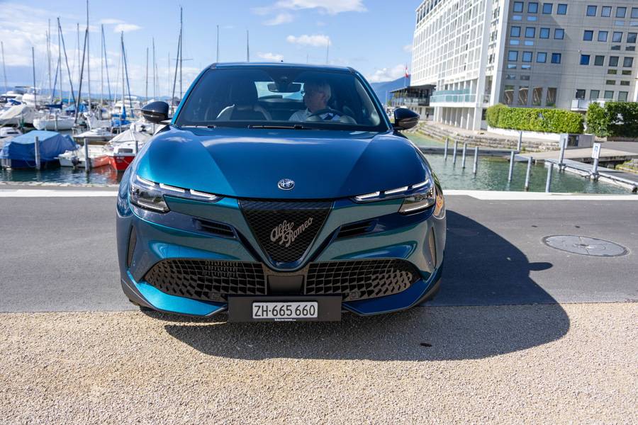 Macht was her: Frontansicht mit V-Grill (Scudetto) «Leggenda» – inklusiv Schriftzug «Alfa Romeo» (kaum zu übersehen) und Bodykit mit schwarzen Akzenten.