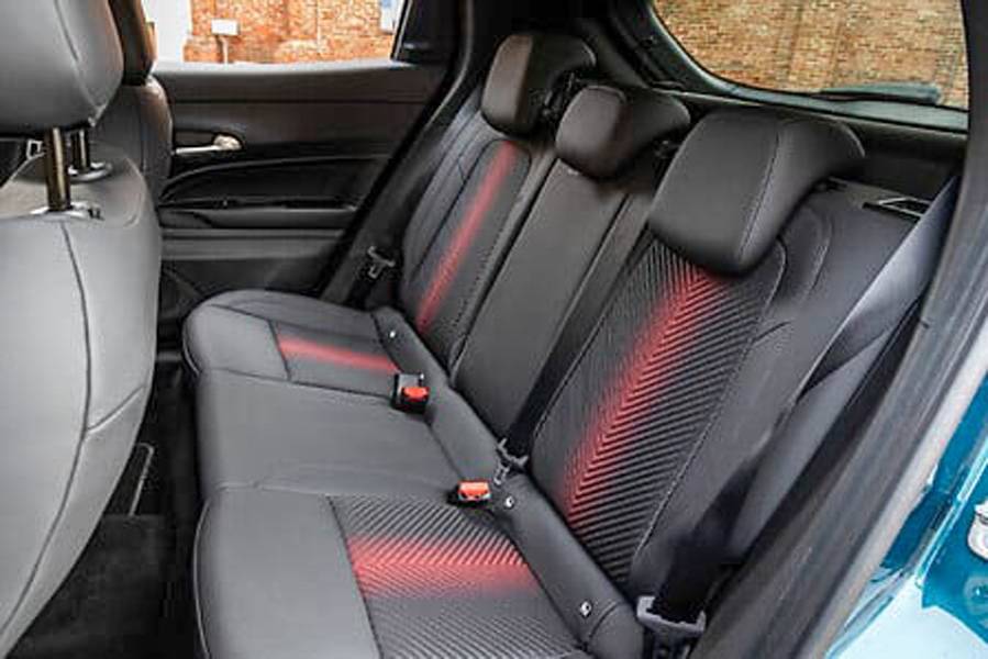 Hinten wie vorne: Auf der Rückbank finden sich bequeme Sitze mit sportlichem Muster und rotem Akzentlicht. Nicht mondän, aber einladend – der Junior zeigt, dass guter Stil nicht zwingend teuer aussehen muss.