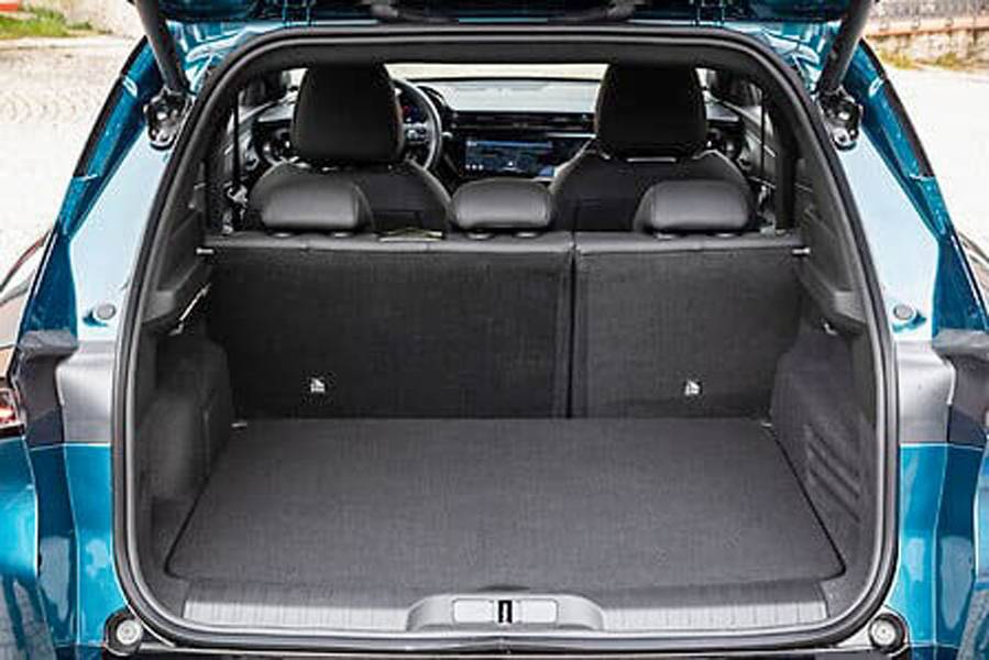 Kleiner Italiener, grosser Kofferraum: Mit umgeklappter Rückbank bietet der Junior genügend Platz fürs Wochenendgepäck oder den Grosseinkauf – mit bella figura.