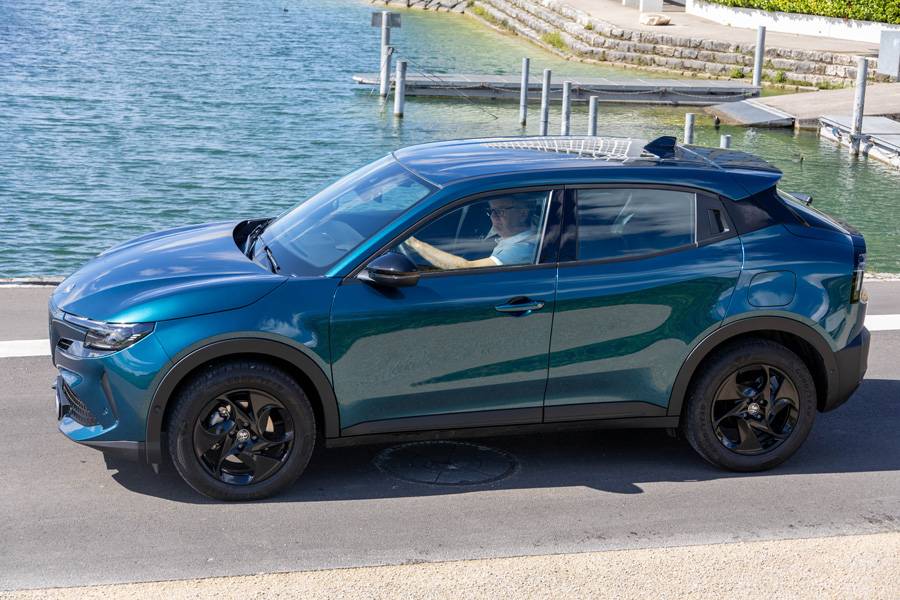 Garée au bord du lac de Neuchâtel, comme sur son propre podium : l’Alfa Romeo Junior Ibrida dévoile sa silhouette élancée avec la nonchalance typiquement italienne. Les poignées des portes arrière sont intégrées dans les montants C.