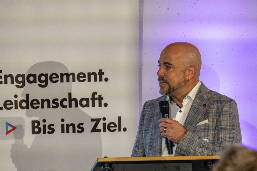 Oliver Sauter von Helvetia eröffnet den Anlass – ruhig, fokussiert, ohne Show. Sein Thema: Prozesse, die sitzen müssen wie ein frisch lackiertes Seitenteil.