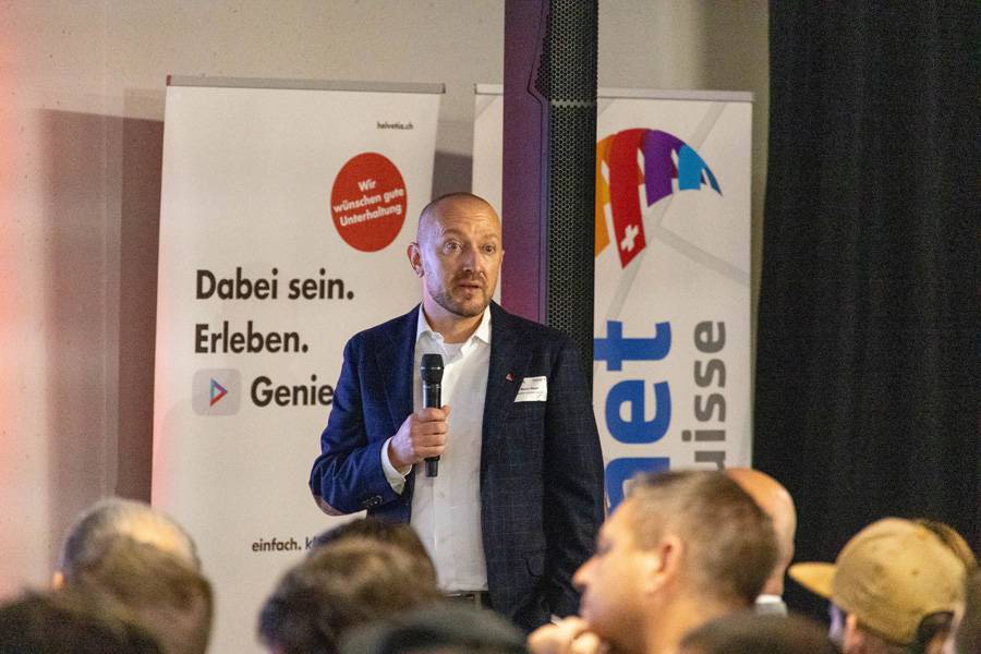 Marco Nagel von Helvetia zeigt, wie Abläufe wirklich effizient werden. Kein Buzzword-Bingo, sondern klare Regeln – und wer sie bricht, riskiert mehr als nur Papierkram.