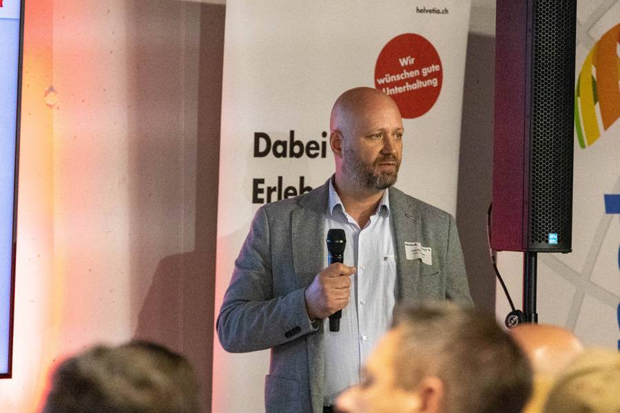 Clint Kaufmann spricht über die neue Generation von Lacken – effizienter, nachhaltiger, smarter. Chemie trifft Praxis, Hightech riecht plötzlich nach Fortschritt statt Lösungsmittel.