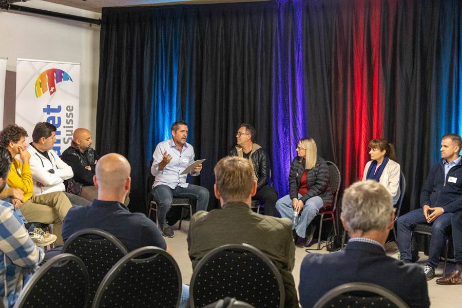 Offener Austausch zwischen Werkstatt und Versicherung: Hier wird nicht genickt, sondern gedacht. Zwischen Lichtspots und Laptops entsteht, was im Alltag zählt – Vertrauen.