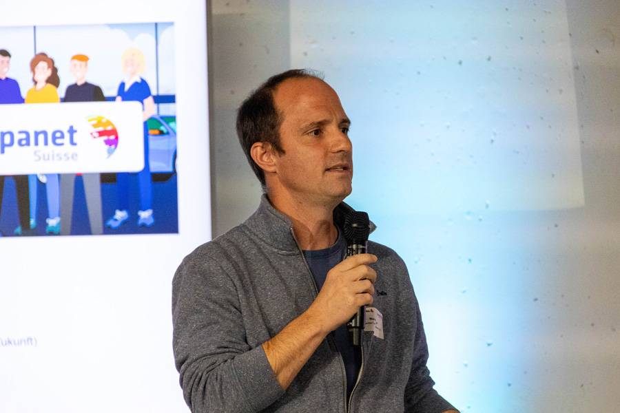 Marco Moser von der «Garage Carrosserie Moser AG» präsentiert die Resultate seines Workshops – klar, strukturiert, praxisnah. Kein Marketing, sondern Handwerk mit Haltung.