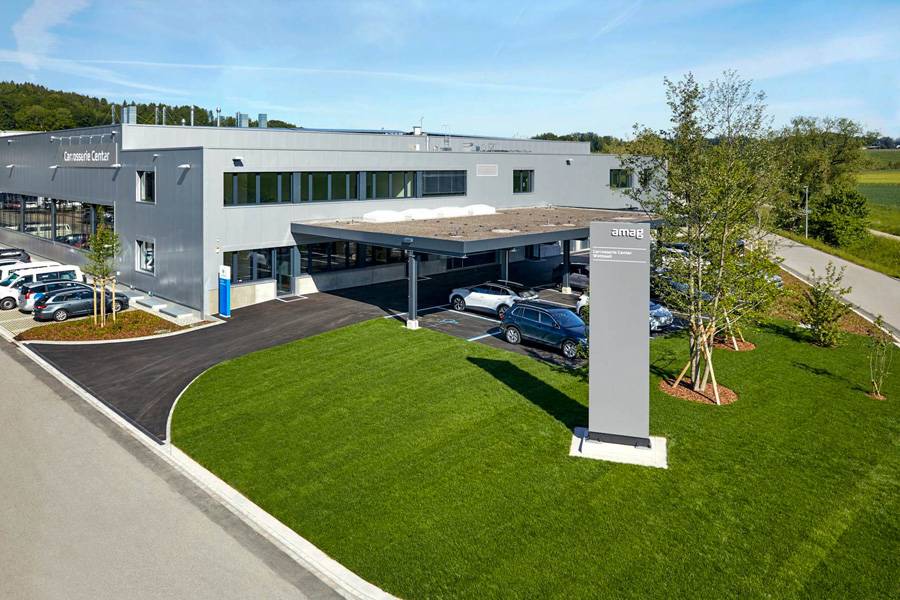 Le centre carrosserie AMAG à Wettswil am Albis : sols impeccables, lignes nettes, rien au hasard. Discipline d’atelier et efficacité digitale – un décor parfait pour le workshop annuel d’Helvetia.