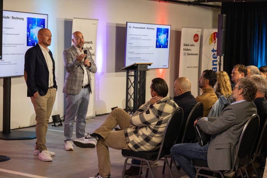 Rarement si proches : experts Helvetia et carrossiers en échange direct. Pas d’opposition, mais une recherche commune de perfection.