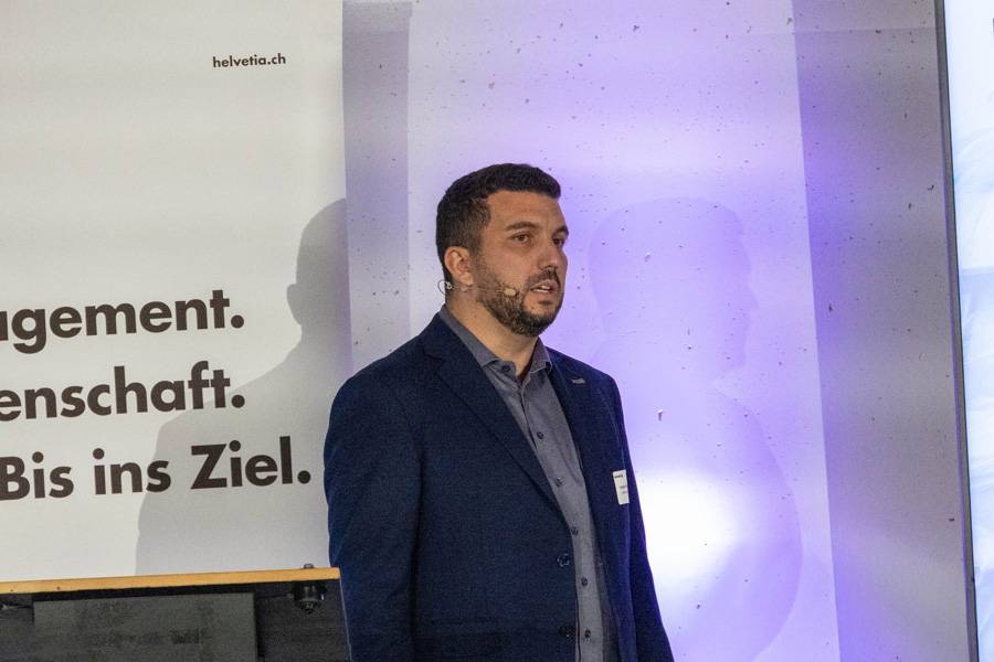 Dominic Schenker montre comment la hausse des coûts énergétiques met les ateliers à l’épreuve – et pourquoi des solutions intelligentes valent mieux que n’importe quelle brochure glacée.