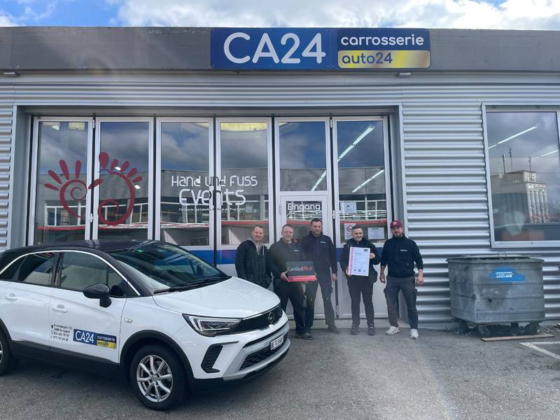 Die Zertifizierung ist geschafft: Das Team «Carrosserie Auto 24» mit Adi Topalli (2. v. r.) und PPG-Berater Dani Wyss (links) freut sich darüber.