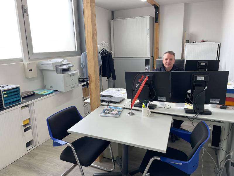 Nicht nur reparaturtechnisch unterwegs: Werkstattleiter Nikola macht sich bei Bedarf auch in der Administration nützlich.