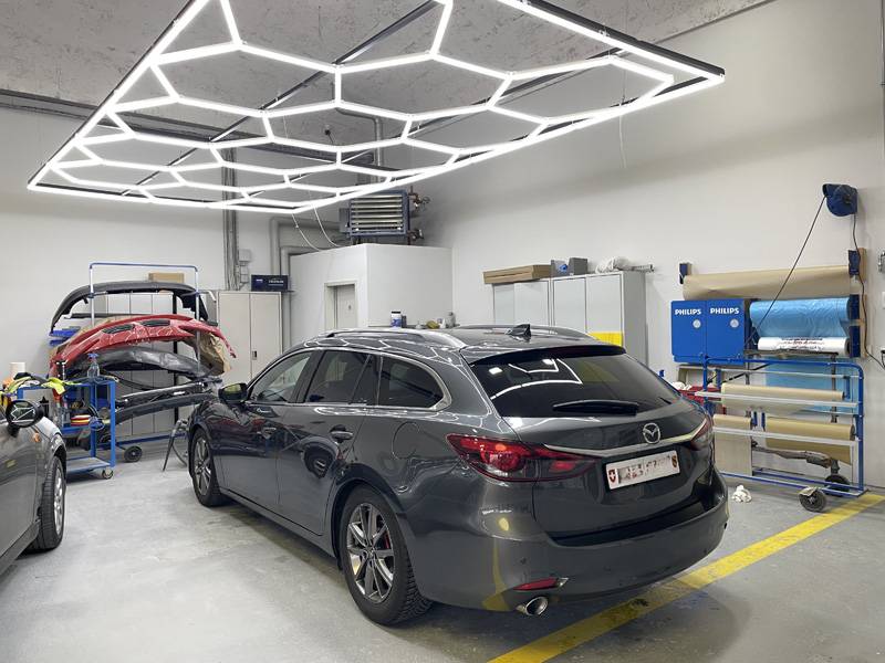 Da kommt helle Freude auf: Die Vorbereitungsplätze sind optimal beleuchtet – aber . . .