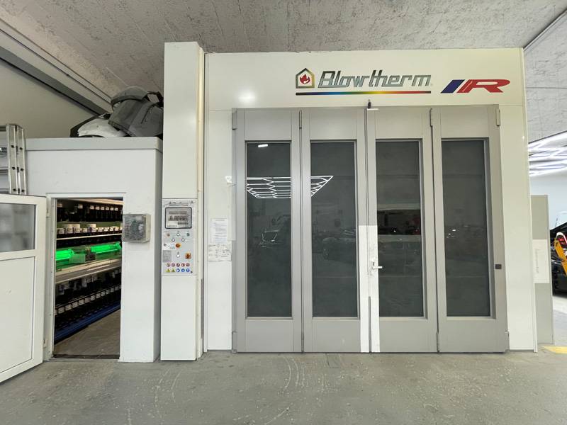 Objectif permanent de l’équipe : la réparation parfaite. Ce qui suppose bien sûr une cabine de peinture performante comme celle-ci.