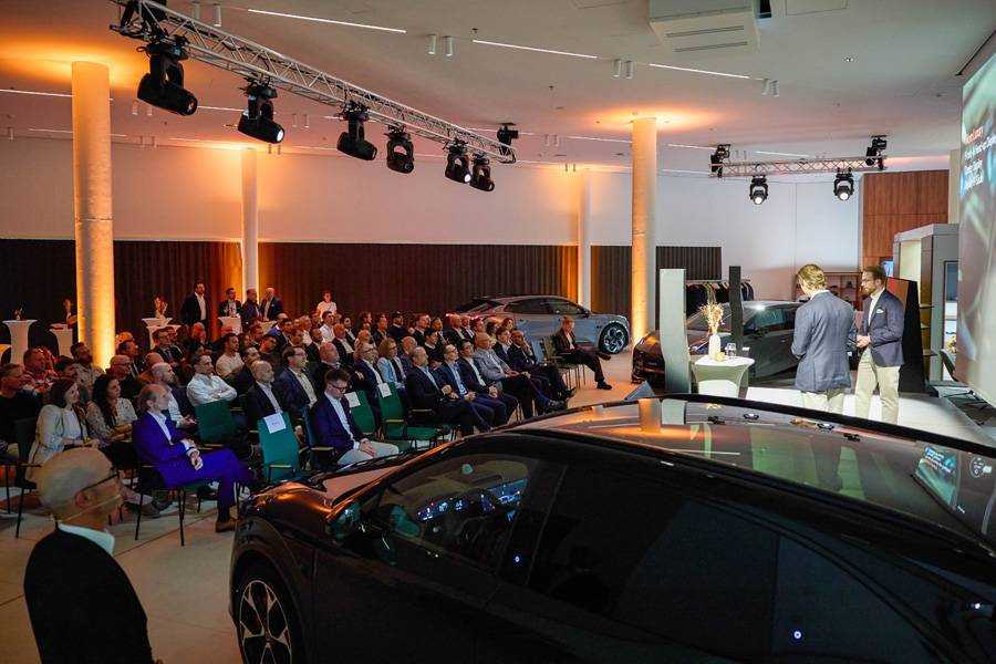 Im Licht der Spotlampen und unter strengem Blick des Fachpublikums präsentiert Zeekr seine drei Modelle in der Autocity Emil Frey Zürich Nord – eine Premiere ohne Pathos, aber mit klarer Ansage: Premium geht jetzt elektrisch.