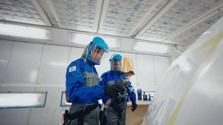 Précision dans le brouillard de peinture : sous supervision, Norris teste la nouvelle base Sikkens Autowave Optima – dans le célèbre ton « Papaya » qui habille les monoplaces de Formule 1.