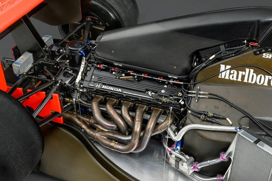 Mechanische Offenbarung: Roh, heiss, atemlos. Der letzte grosse V12 der Ära, bevor Windkanäle die Seele erstickten.