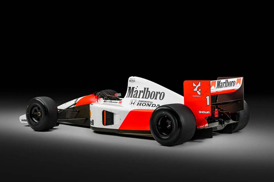 D’ici jaillissait le tonnerre : 720 chevaux, douze cylindres, forgés pour l’état d’urgence. Pas de télémétrie, juste l’instinct.