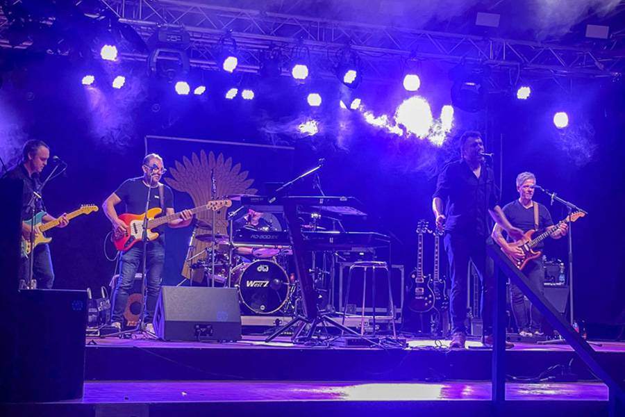 Da gibts was Geniales auf die Ohren: Das Quintett spielt in der klassischen Besetzung Bass, Schlagzeug, Gitarre, Leadgesang und Keyboard die Rockklassiker der letzten 50 Jahre.