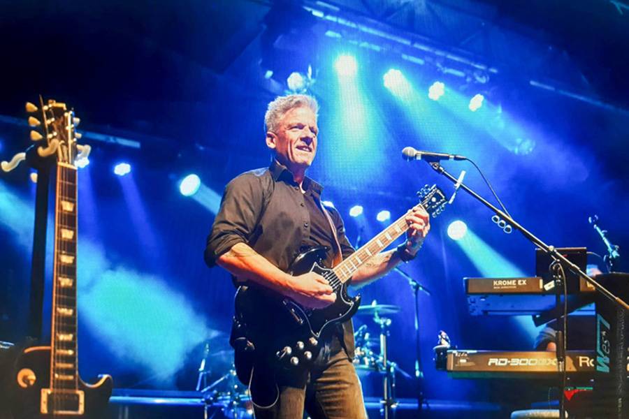 Ces carrosseries rutilantes le jour, des regards brillants la nuit : Bruno Spuhler vit ses deux passions avec la même ferveur – le métier et la musique. Deux mondes, unis par le sens du rythme.