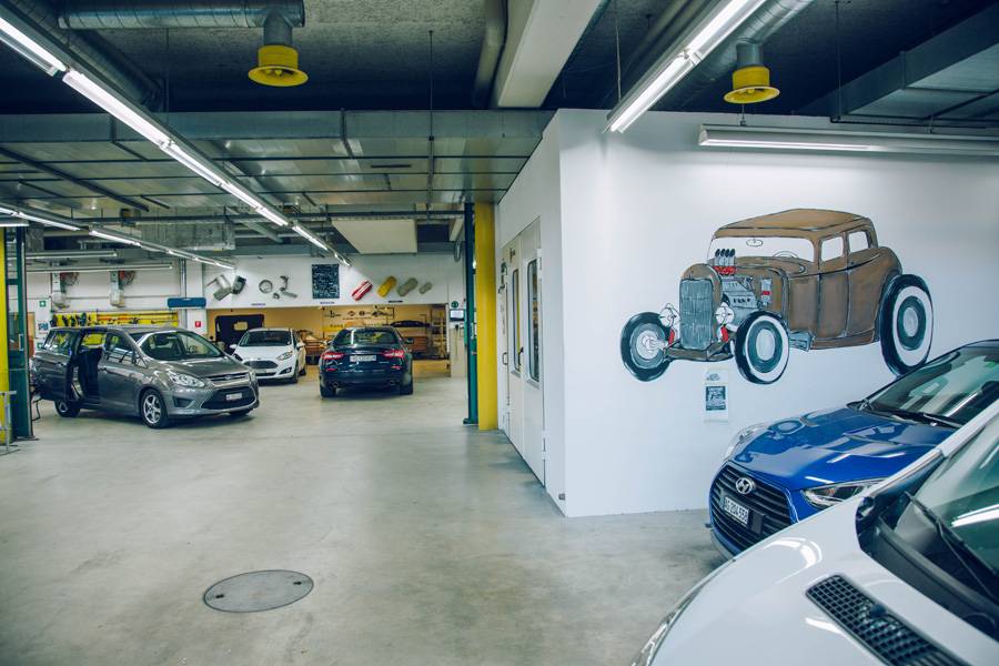 . . . carrossier-peintre et tôlier diplômé, l’homme de 55 ans s’investit de tout cœur dans son poste de chef d’atelier de la section carrosserie. 