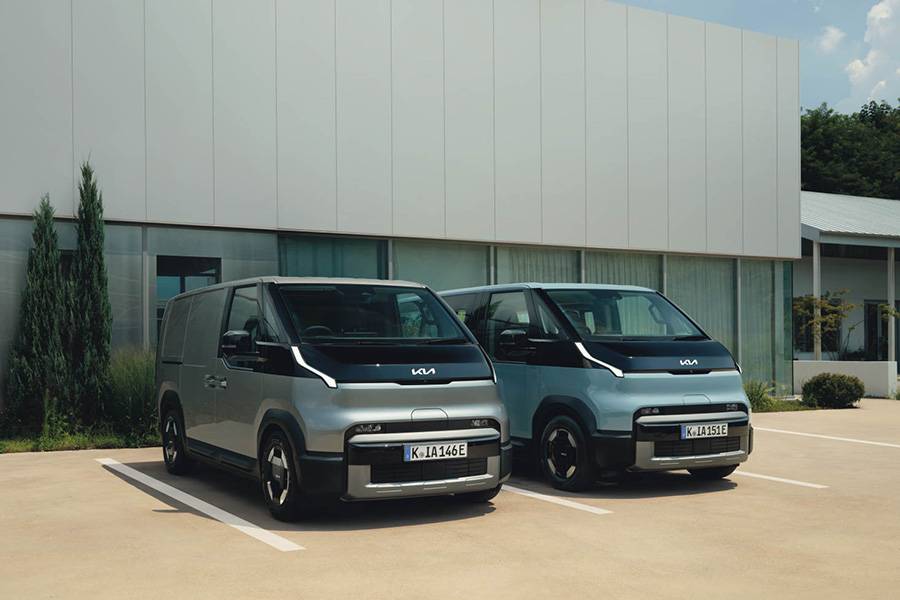 Deux visages pour une même idée : le Kia PV5 se dévoile à Berne en version Cargo et Passenger – modulaire, 100 % électrique et prêt pour le quotidien, entre atelier et service de navette.