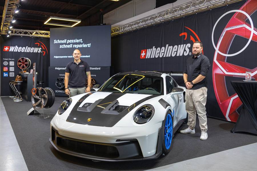 Benjamin Engel (links) und Raphael Kägi von Wheelnews sind begeistert: Die blauen Felgen am Porsche 911 GT3 RS sind bestechend schön herausgekommen. 