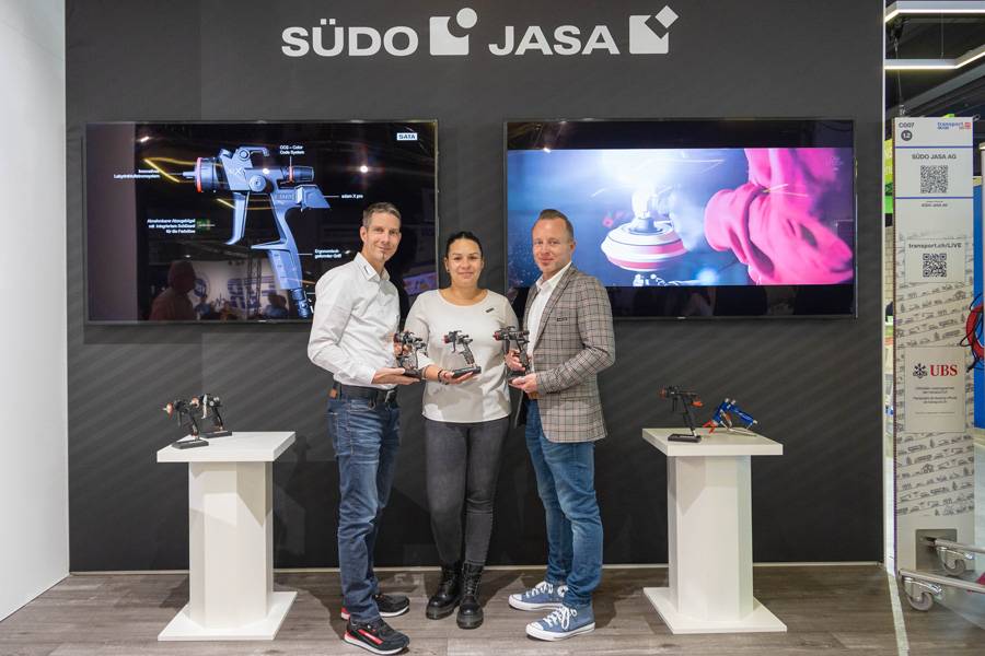 Sind stolz auf die Sata-Lackierpistolen «100 Jahre Edition» in limitierter Auflage (v. l.): Markus Aregger (Techniker / Verkaufsberater), LaTisha Bötticher (Verkaufsberaterin), Andreas Stocker (Bereichsleiter). 