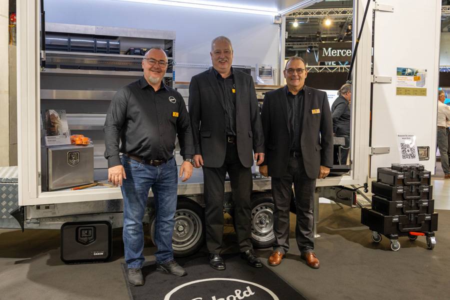 Das Eckold-Team (v. l.): Stefan Flütsch, Martin Eggimann und Francesco «Franco» Cerra präsentieren in Bern ihre neuesten Produkte – vom «Multi Mover» über den Unterfahrschutz bis zum leichten Kofferaufbau «Wihag Green Box Lite».