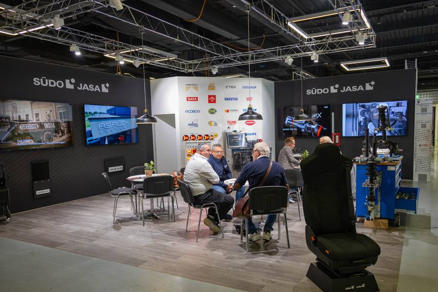 Nouveau layout, nouvelles couleurs, ambiance chic : le stand de Südo Jasa fait forte impression avec son nouveau jeu de couleurs « noir/blanc ».