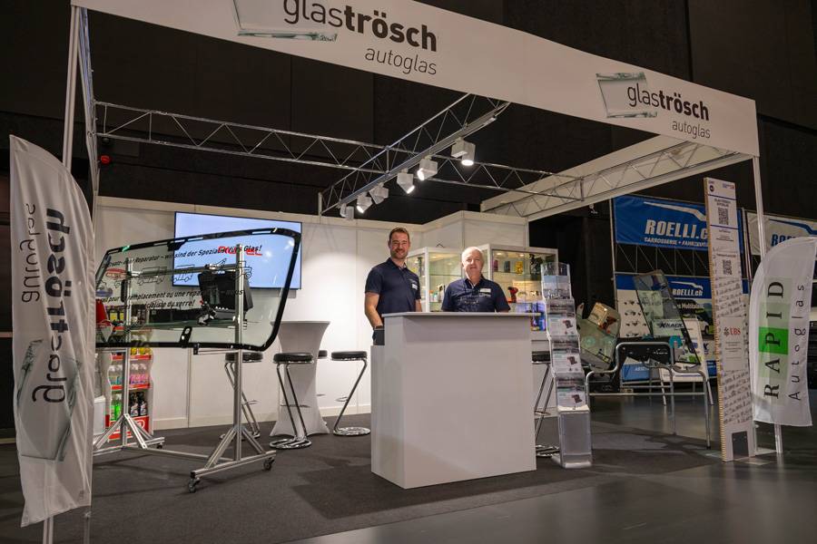 Patrick Meyer (à gauche) et Jürg Müller de Glas Trösch Autoglas éclairent tout ce qui touche aux vitrages – de l’appareil de réparation high-tech à la fabrication spéciale pour vieux véhicules et machines agricoles.