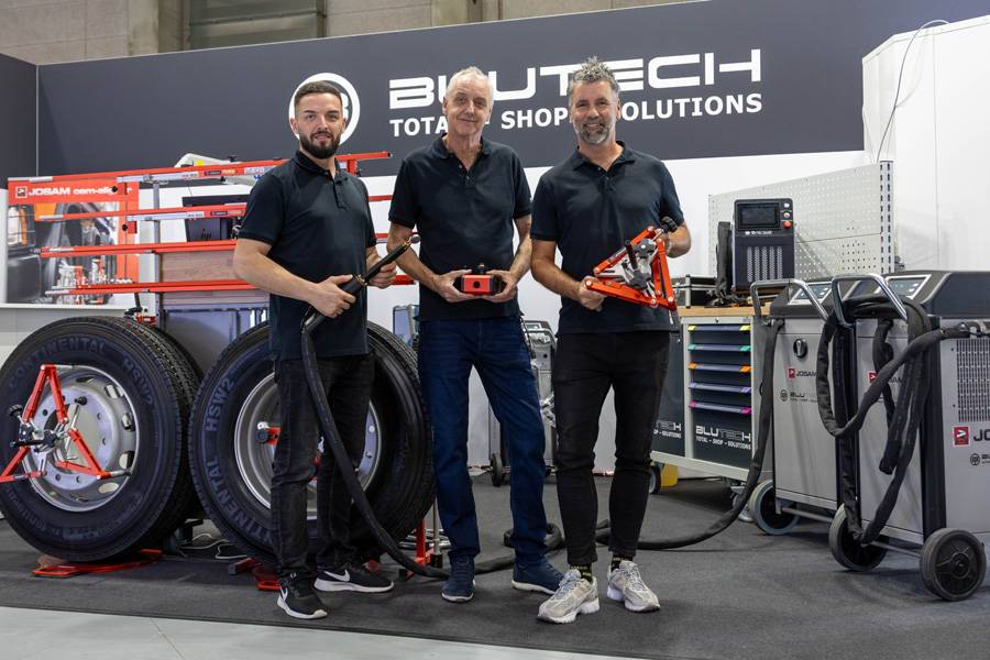 Présentent le système de mesure d’essieux caméra (de gauche à droite) : Admir Aliu, Roger Blum et Paric Nägelin de Blutech. Le « Cam-Aligner » mesure rapidement, précisément et fiablement tout ce qui roule – du bus au camion jusqu’à l’engin de chantier.