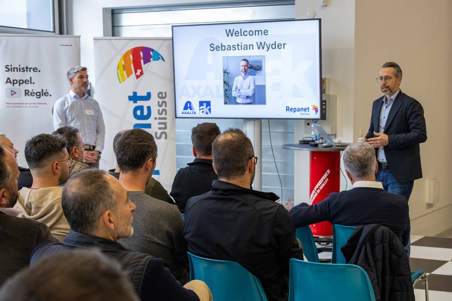 Une apparition sympathique : Sebastian Wyder, le nouveau « Managing Director Switzerland » d’Axalta – André Koch et successeur d’Enzo Santarsiero, se présente aux carrossiers.