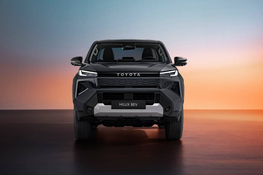 Une face avant plus anguleuse : le logo s’affiche fièrement au-dessus d’une calandre qui n’en est plus une. L’aérodynamisme remplace la posture virile.