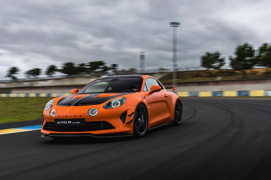 Auf der Rennstrecke zeigt die Ultime ihr wahres Gesicht – ein Strassenauto mit GT4-Genen, das bei 285 km/h mehr Stabilität als Auftrieb kennt.