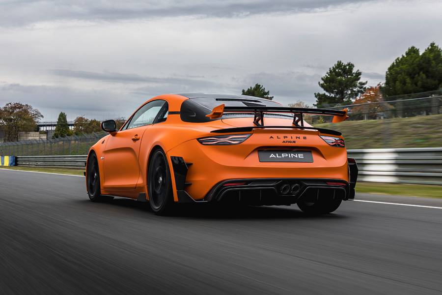 Kein Design-Gimmick, sondern Ingenieurskunst – der Carbon-Heckdiffusor, die Auspuffanlage von Akrapovic und ein Spoiler, der Physik neu buchstabiert.