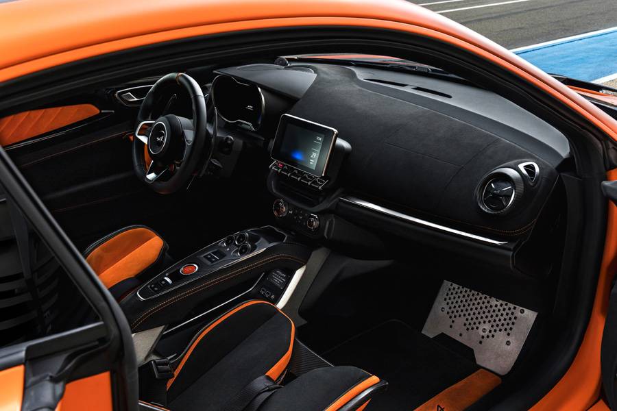 Im Cockpit dominiert Alcantara statt Ablenkung. Orange Akzente, sichtbares Carbon, ein Interieur, das so funktional ist wie ein Rennanzug.