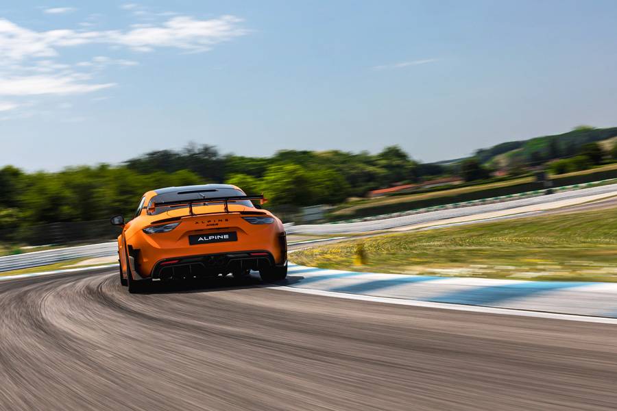 Vue de l’arrière : l’aileron réglable génère un appui réel, les lignes obéissent à la fonction. La beauté naît de l’efficacité.