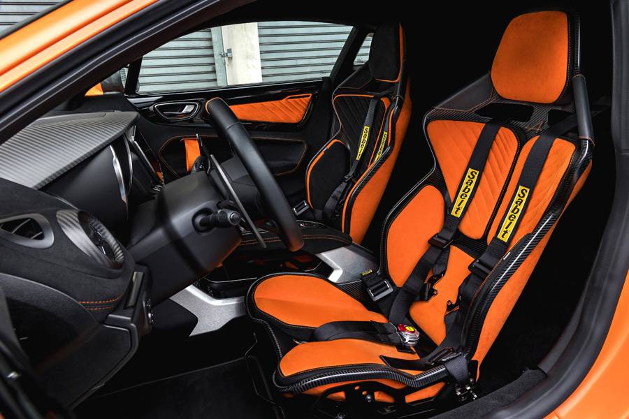 Sièges baquets Sabelt, harnais six points, aucun gramme superflu : ici, on ne s’assoit pas, on s’emboîte. Une machine de pilotage, pas un salon.